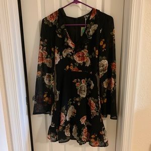 Lulu’s Ruffle Detail Floral Long Sleeved Dress -XS